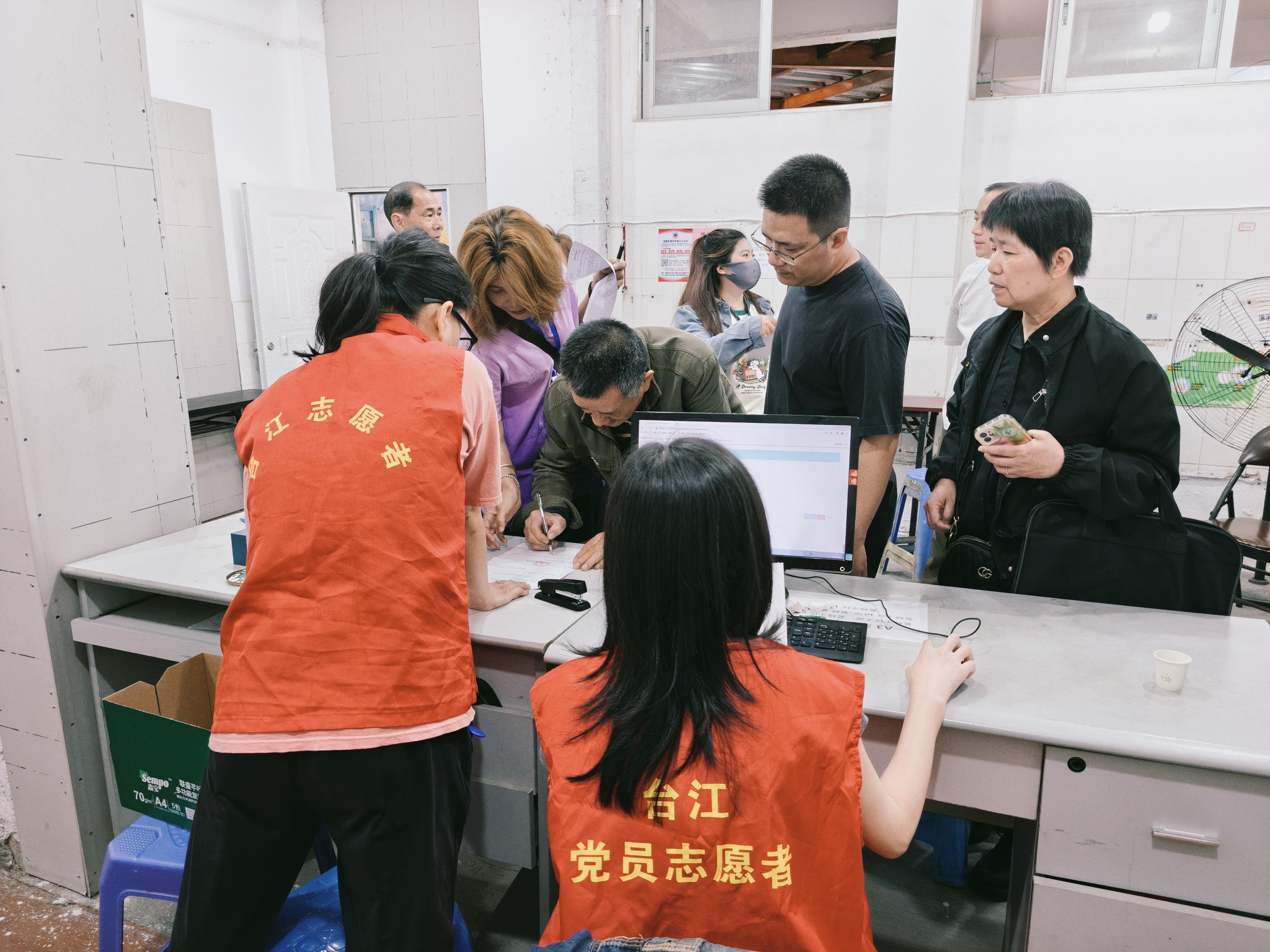 “紅馬甲”真颯！鰲峰片區(qū)封房首日，火熱開(kāi)跑